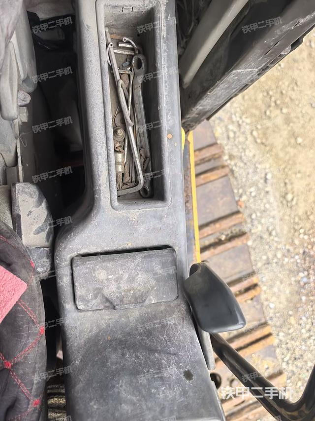 座椅左侧控制台/音响/含左手柄(驾驶室部分) 座椅左侧控制台/音响/含左手柄(驾驶室部分)