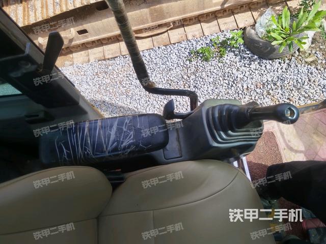 座椅右侧控制台/钥匙门/油门/含右手柄(驾驶室部分) 座椅右侧控制台/钥匙门/油门/含右手柄(驾驶室部分)