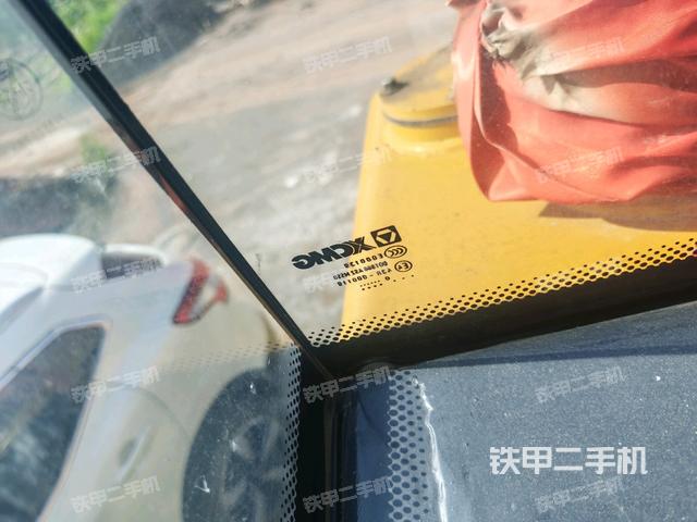 驾驶室内座椅、仪表操作手柄全景（压路机驾驶室）