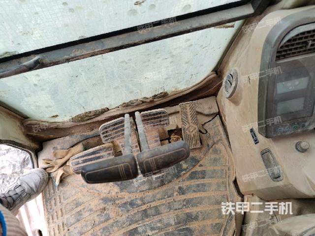 行走控制手柄和踏板 俯拍(驾驶室部分) 行走控制手柄和踏板 俯拍(驾驶室部分)