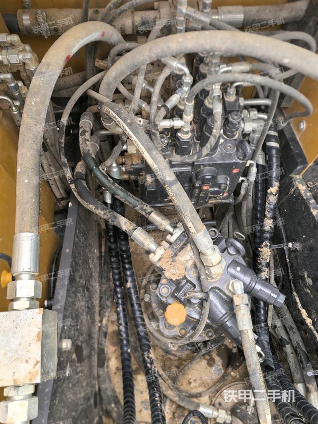 回转马达和主控阀(整机外观) 回转马达和主控阀(整机外观)