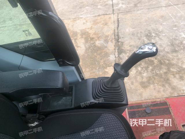 座椅左侧控制台/音响/含左手柄(驾驶室部分) 座椅左侧控制台/音响/含左手柄(驾驶室部分)