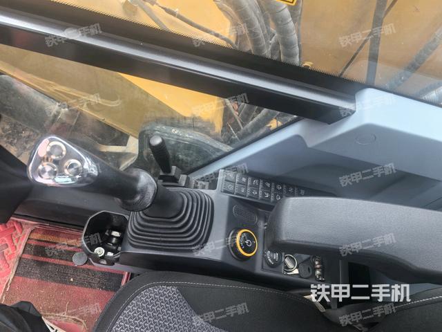 座椅右侧控制台/钥匙门/油门/含右手柄(驾驶室部分) 座椅右侧控制台/钥匙门/油门/含右手柄(驾驶室部分)