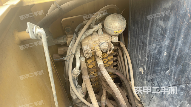 回转马达和主控阀（整机外观）