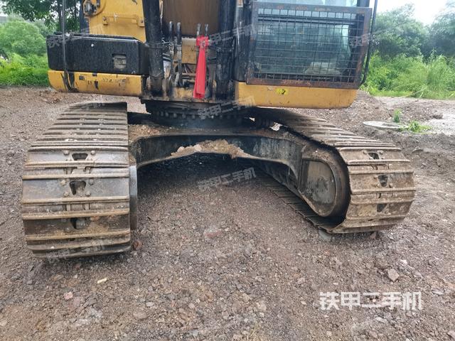 转盘和下车架正前(工作和回转装置) 转盘和下车架正前(工作和回转装置)