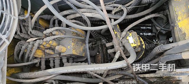 回转马达和主控阀（整机外观）