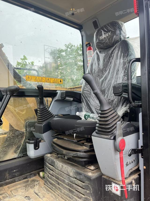 驾驶室顶部（整机外观）