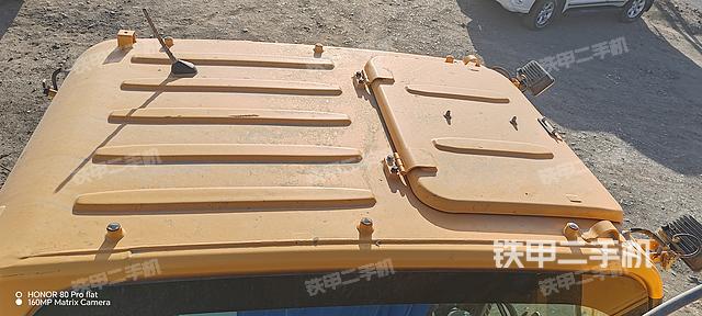 驾驶室顶部(整机外观) 驾驶室顶部(整机外观)