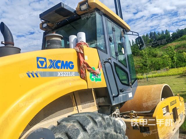 后轮右侧全景（压路机前后车架）