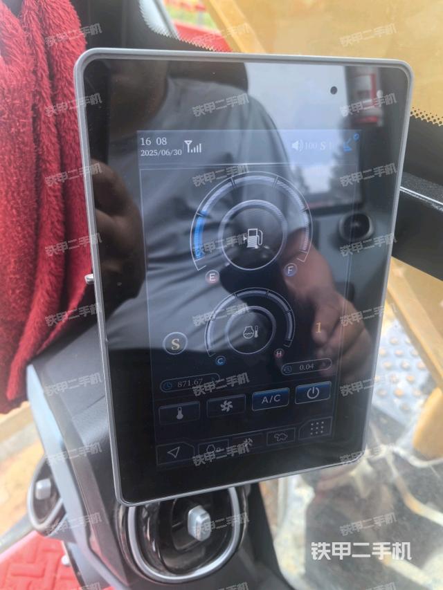 显示屏 (驾驶室部分) 显示屏 (驾驶室部分)