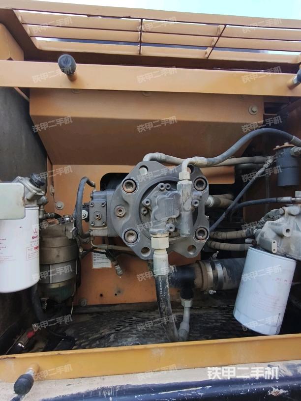 液壓泵艙室正面整體(整機(jī)外觀) 液壓泵艙室正面整體(整機(jī)外觀)