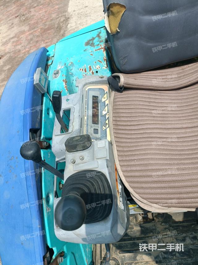 座椅右側控制臺/鑰匙門/油門/含右手柄（駕駛室部分）