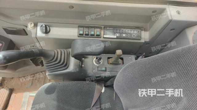 座椅右侧控制台/钥匙门/油门/含右手柄(驾驶室部分) 座椅右侧控制台/钥匙门/油门/含右手柄(驾驶室部分)