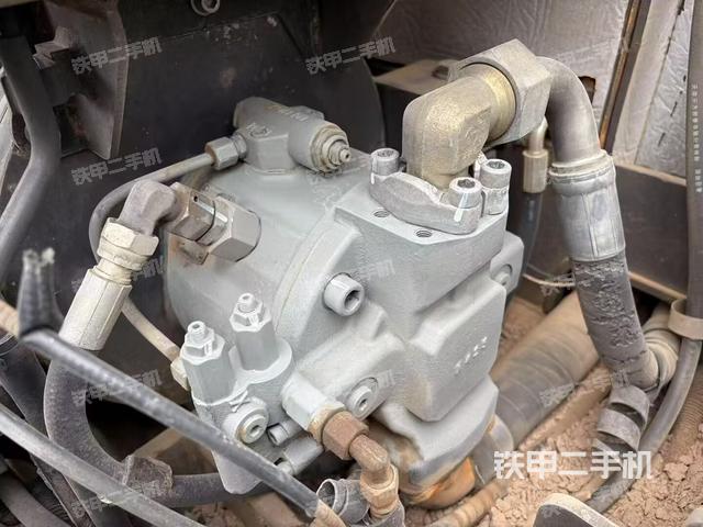 液压泵舱室正面整体（整机外观）