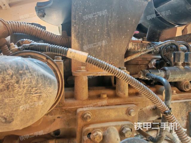 发动机上部全景（压路机发动机舱）