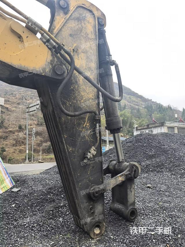 小臂整体右前(工作和回转装置) 小臂整体右前(工作和回转装置)