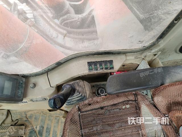 座椅右侧控制台/钥匙门/油门/含右手柄(驾驶室部分) 座椅右侧控制台/钥匙门/油门/含右手柄(驾驶室部分)