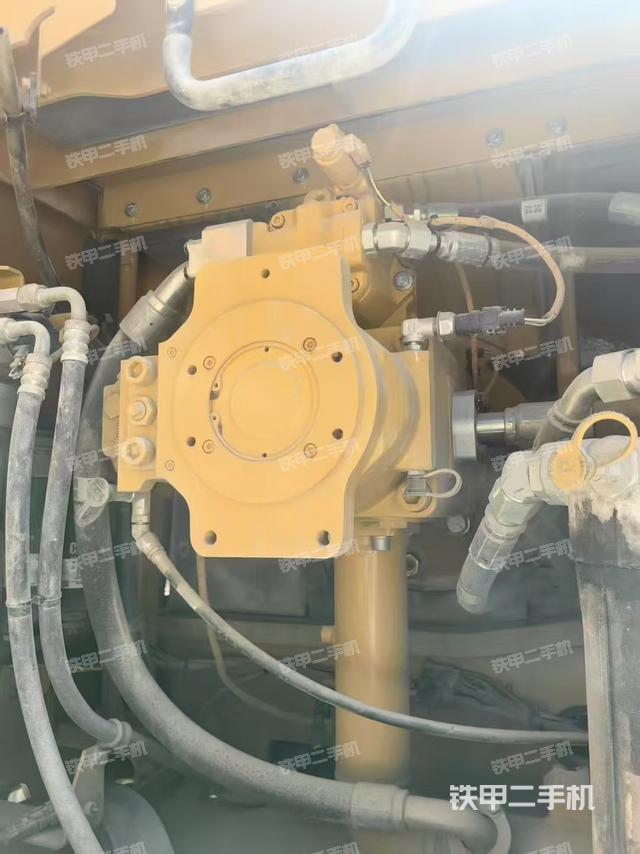 液压泵舱室正面整体(整机外观) 液压泵舱室正面整体(整机外观)