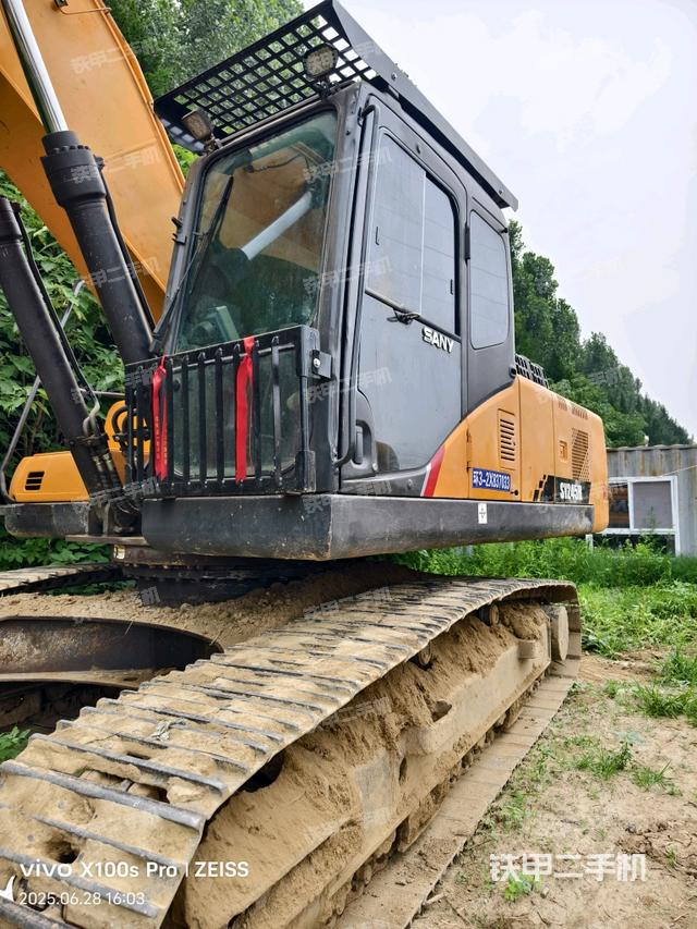 駕駛室整體(整機(jī)外觀) 駕駛室整體(整機(jī)外觀)