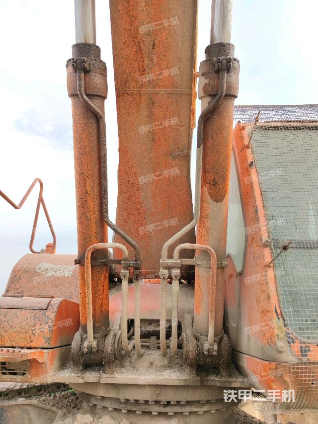 大臂油缸整体 竖拍(工作和回转装置) 大臂油缸整体 竖拍(工作和回转装置)