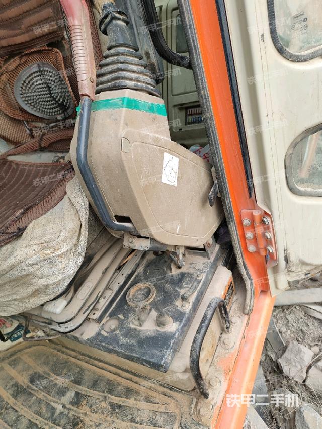 座椅左侧控制台/音响/含左手柄(驾驶室部分) 座椅左侧控制台/音响/含左手柄(驾驶室部分)