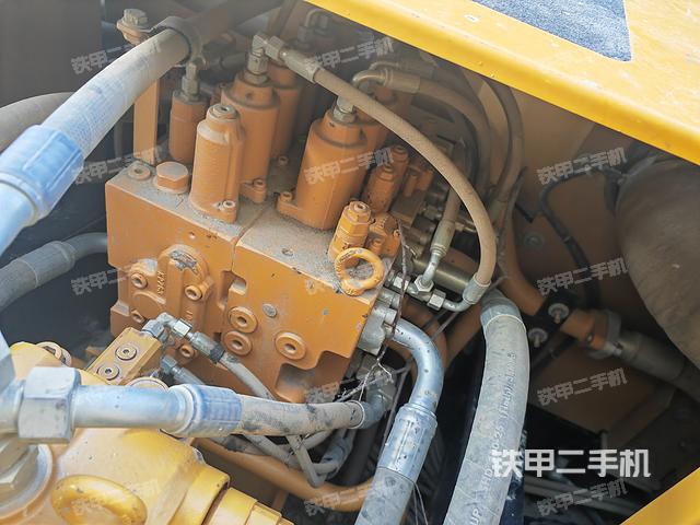 回转马达和主控阀（整机外观）