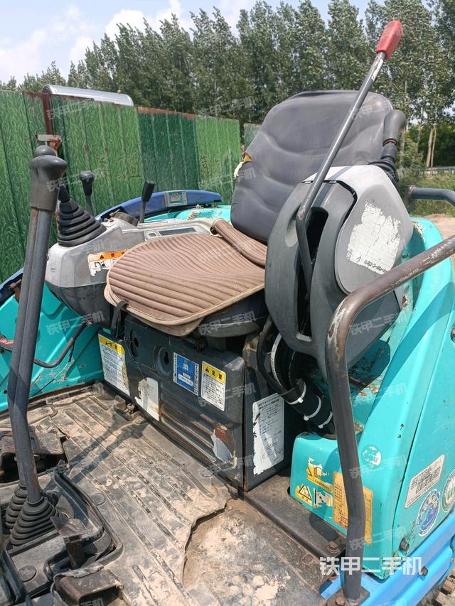 后窗玻璃角標（駕駛室部分）