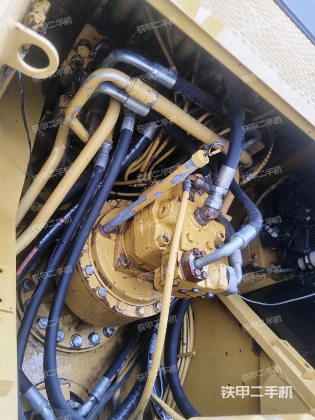 回转马达和主控阀(整机外观) 回转马达和主控阀(整机外观)