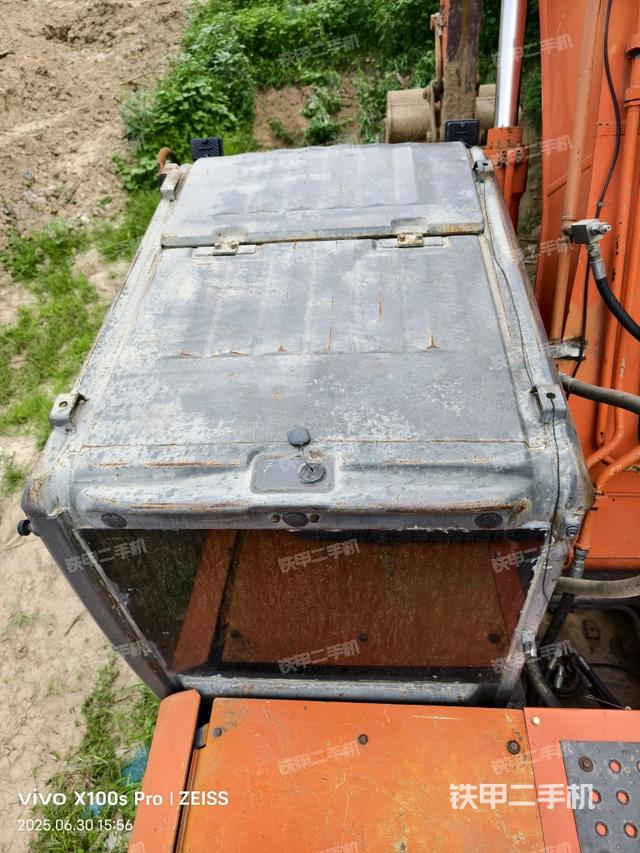 驾驶室顶部(整机外观) 驾驶室顶部(整机外观)