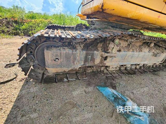 单侧履带整体(整机外观) 单侧履带整体(整机外观)