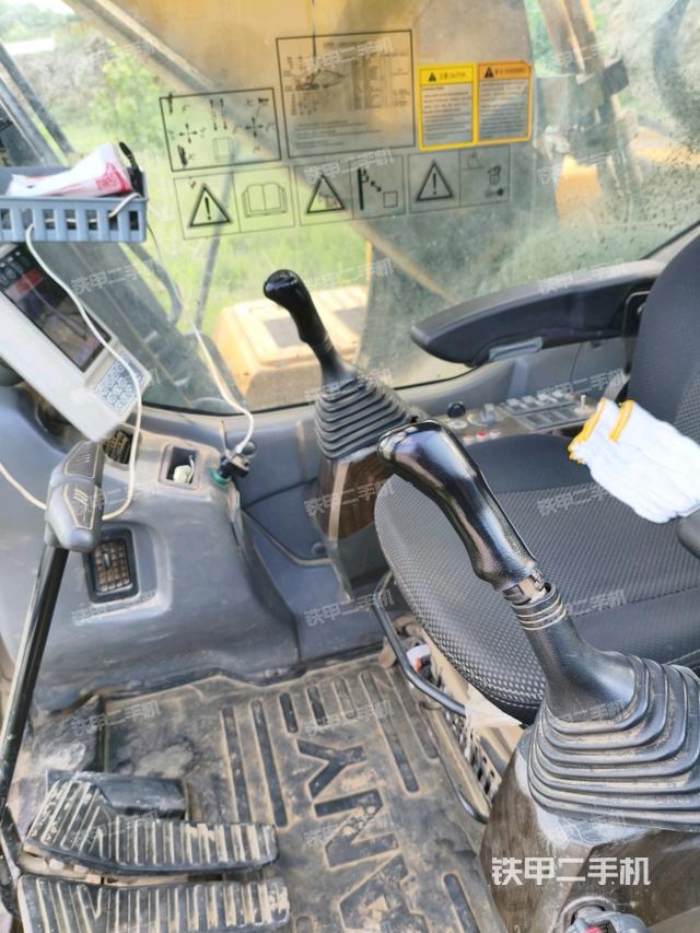 駕駛室整體(整機(jī)外觀) 駕駛室整體(整機(jī)外觀)