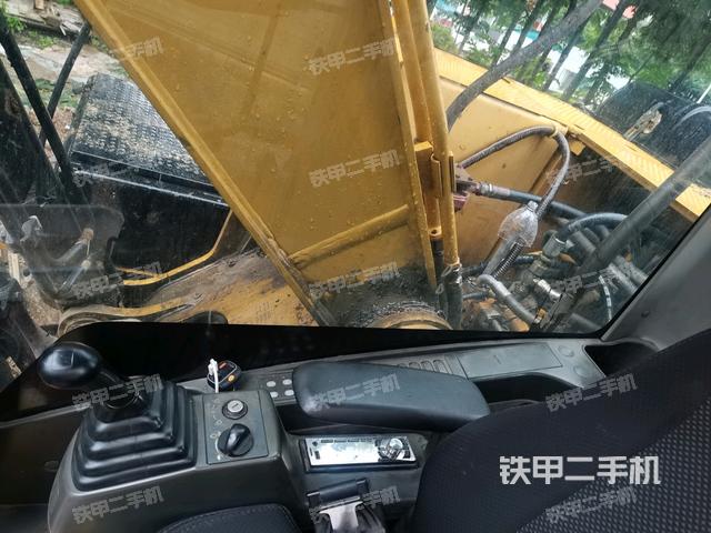 座椅右侧控制台/钥匙门/油门/含右手柄(驾驶室部分) 座椅右侧控制台/钥匙门/油门/含右手柄(驾驶室部分)