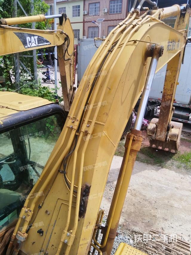 小臂整体右前(工作和回转装置) 小臂整体右前(工作和回转装置)