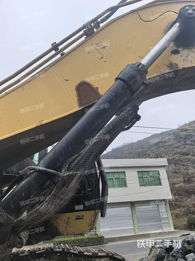 大臂油缸整体 竖拍(工作和回转装置) 大臂油缸整体 竖拍(工作和回转装置)