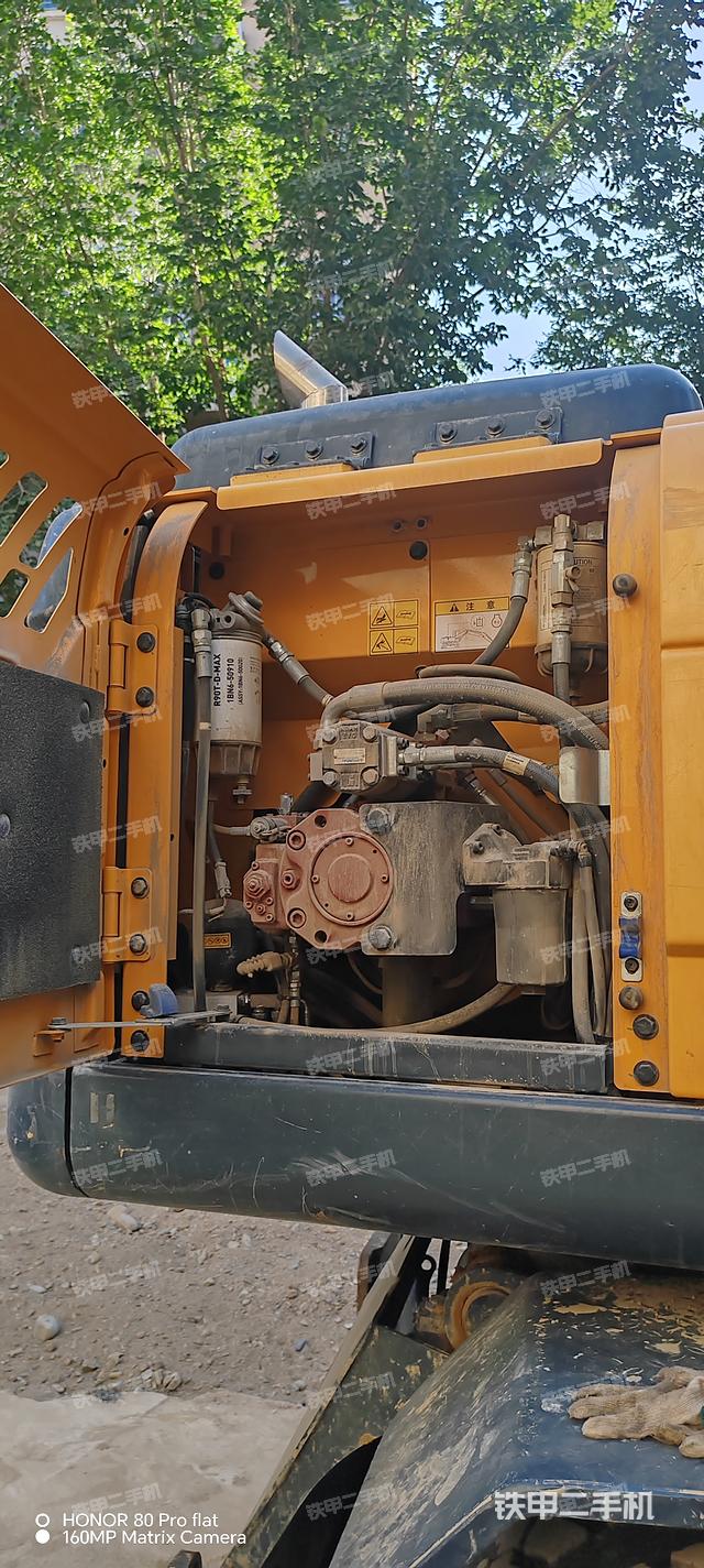 液压泵舱室正面整体(整机外观) 液压泵舱室正面整体(整机外观)