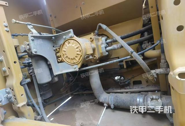 液压泵舱室正面整体(整机外观) 液压泵舱室正面整体(整机外观)
