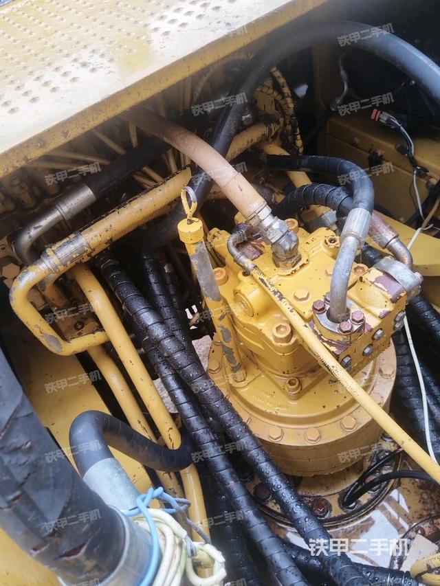 回转马达和主控阀(整机外观) 回转马达和主控阀(整机外观)