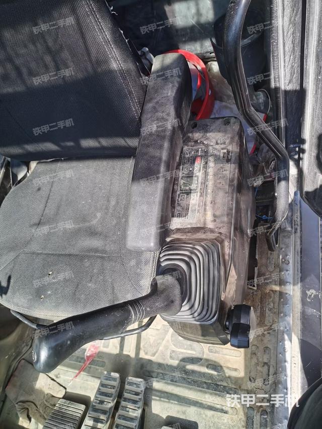 座椅左侧控制台/音响/含左手柄(驾驶室部分) 座椅左侧控制台/音响/含左手柄(驾驶室部分)