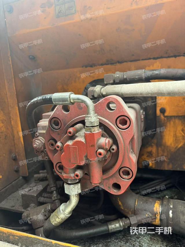 液压泵舱室正面整体（整机外观）