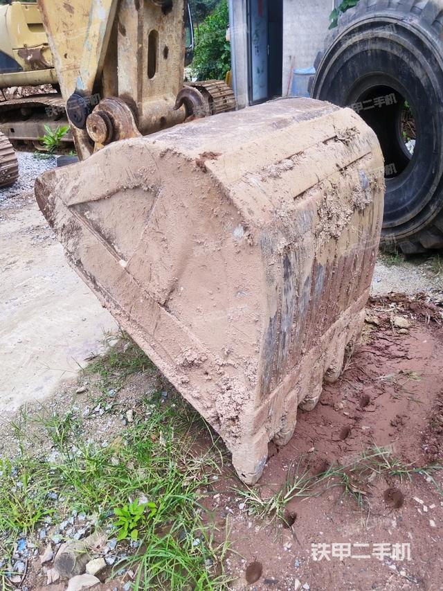 铲斗右后整体(工作和回转装置) 铲斗右后整体(工作和回转装置)