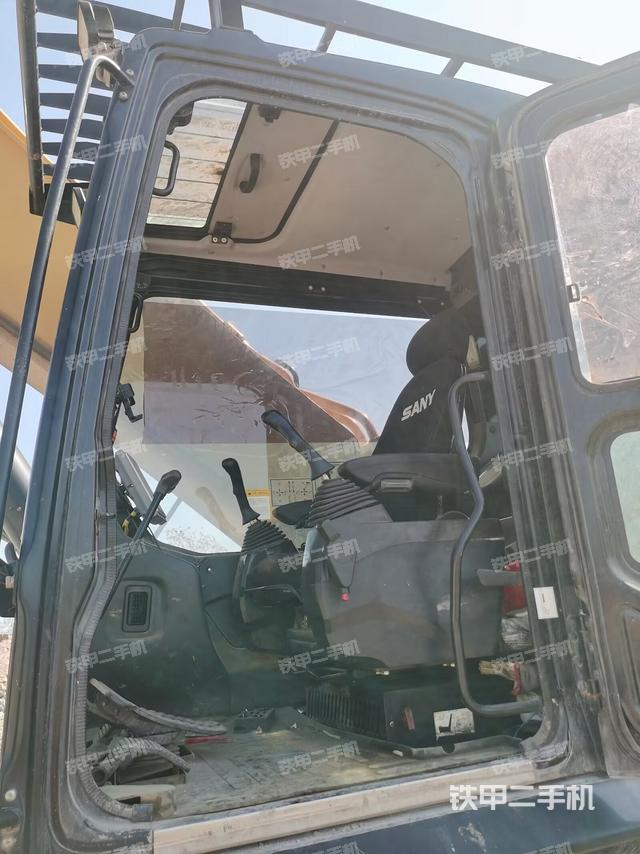 顶棚整体(驾驶室部分) 顶棚整体(驾驶室部分)