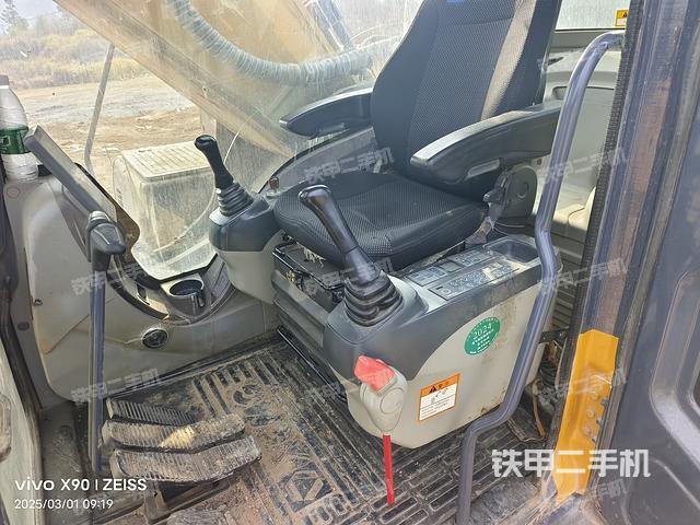 座椅左侧控制台/音响/含左手柄(驾驶室部分) 座椅左侧控制台/音响/含左手柄(驾驶室部分)