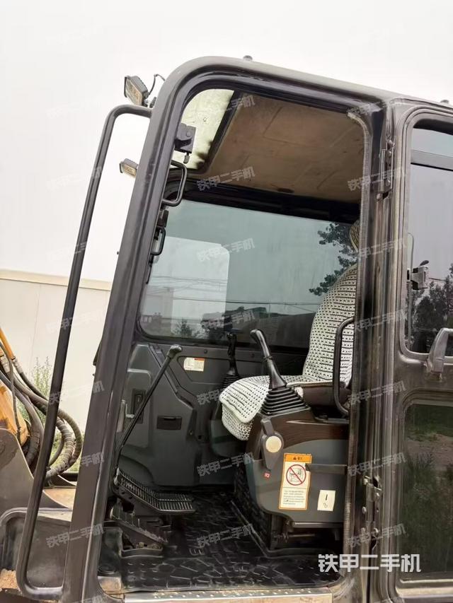 驾驶室顶部（整机外观）