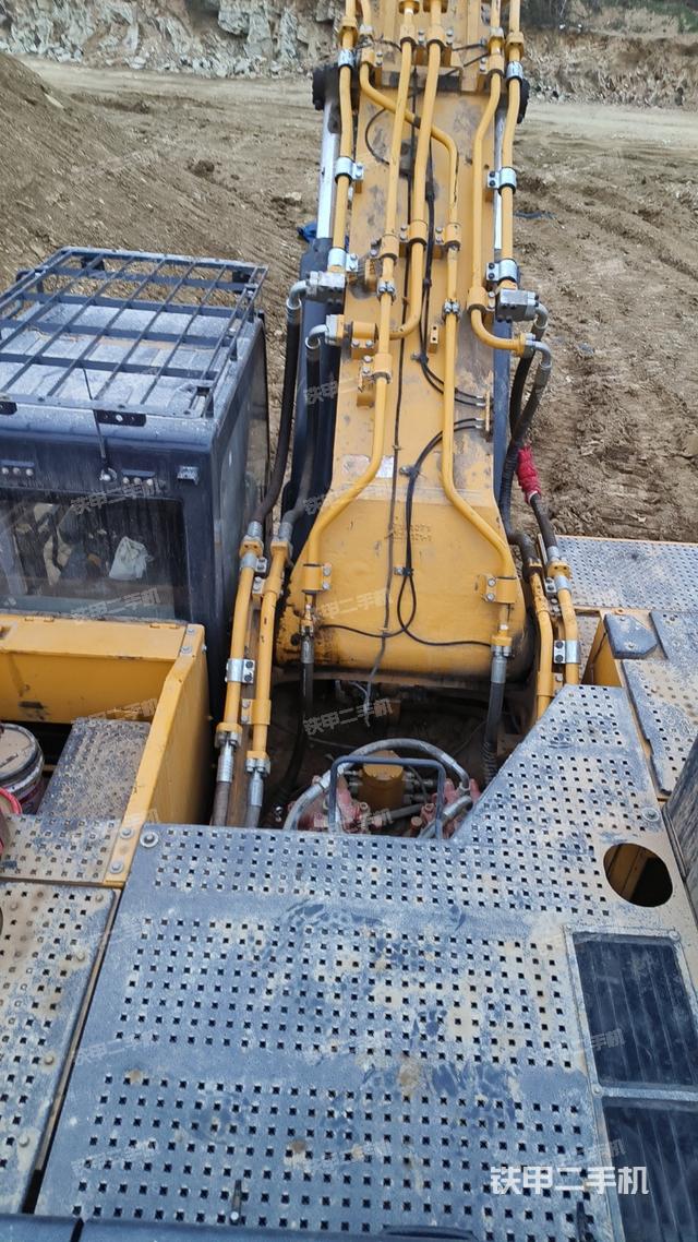 驾驶室顶部(整机外观) 驾驶室顶部(整机外观)