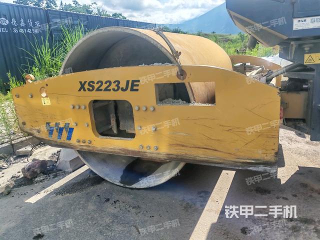 正后侧（压路机前后车架）