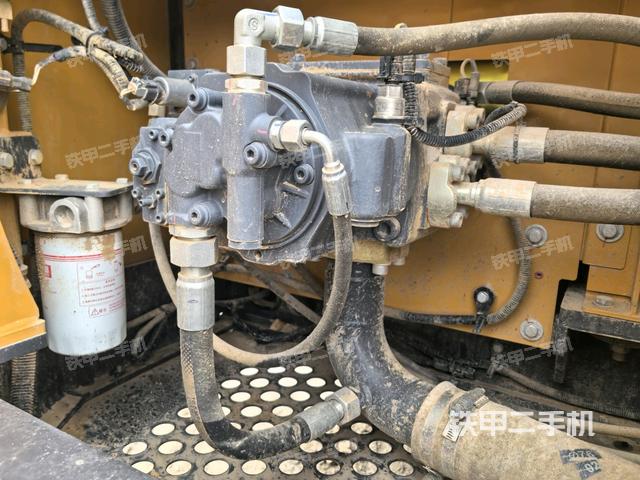 液压泵舱室正面整体(整机外观) 液压泵舱室正面整体(整机外观)