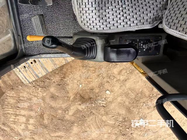 回转马达和主控阀(整机外观) 回转马达和主控阀(整机外观)