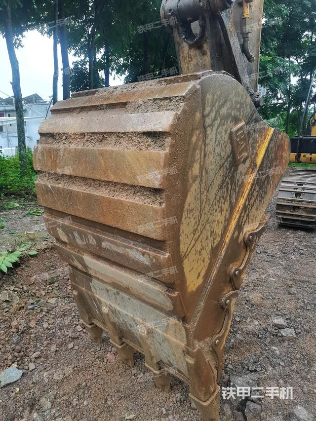 铲斗右后整体(工作和回转装置) 铲斗右后整体(工作和回转装置)