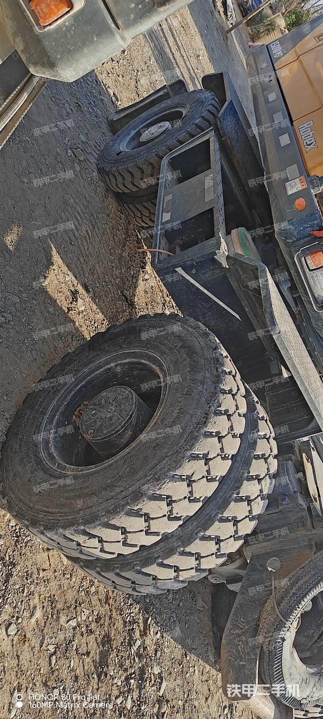 单侧履带整体(整机外观) 单侧履带整体(整机外观)