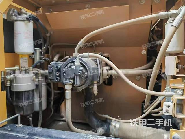 液压泵舱室正面整体（整机外观）